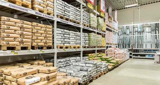 Baustoffhalle mit Regalen voller Mörtel- und Zementsäcke.