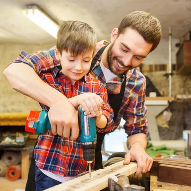 Person und Kind mit Akkuschrauber