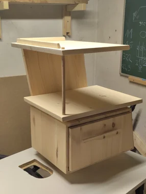 Ein selbstgebauter Nistkasten aus Holz.