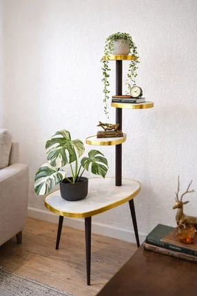 Moderner, mehrstöckiger Beistelltisch mit Pflanzen und Dekoration.