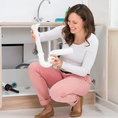 Person repariert Siphon