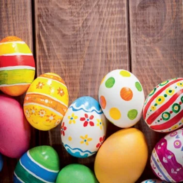 Bemalte Ostereier auf Holz