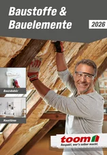 Lächelnde Person bringt Dämmmaterial in einem Dachstuhl an.