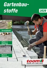 Eine Person verlegt Pflastersteine mit einem Gummihammer.