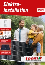 Eine glückliche Familie hält ein Solarpanel im Freien.