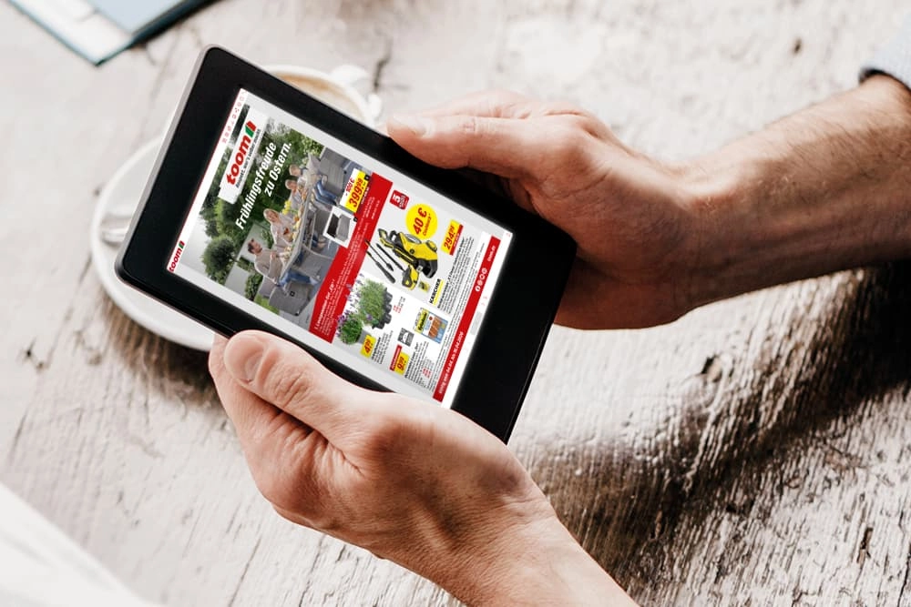 Eine Person schaut sich einen Online-Prospekt auf einem Tablet an.