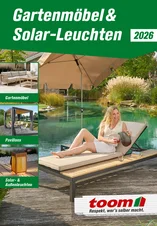 Titelbild des Katalogs für Gartenmöbel und Solarleuchten 2026 mit einer Person.