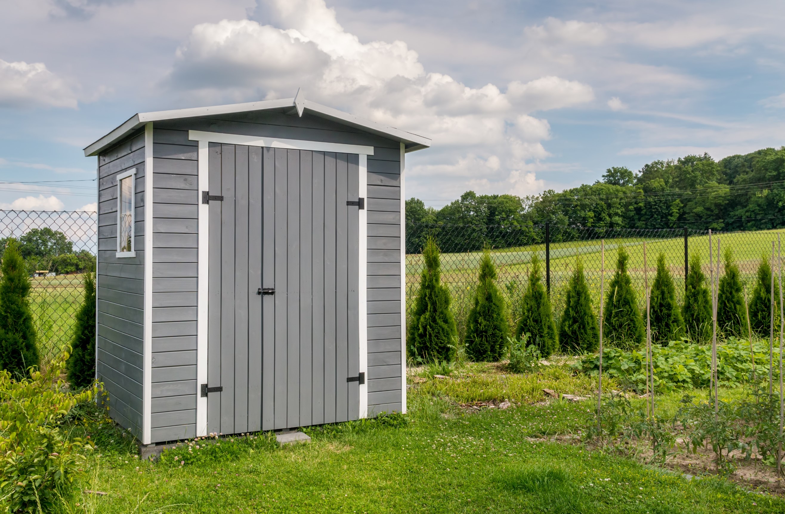 Graues Gartenhaus im Garten