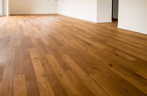 Heller Holzboden in einem leeren Raum