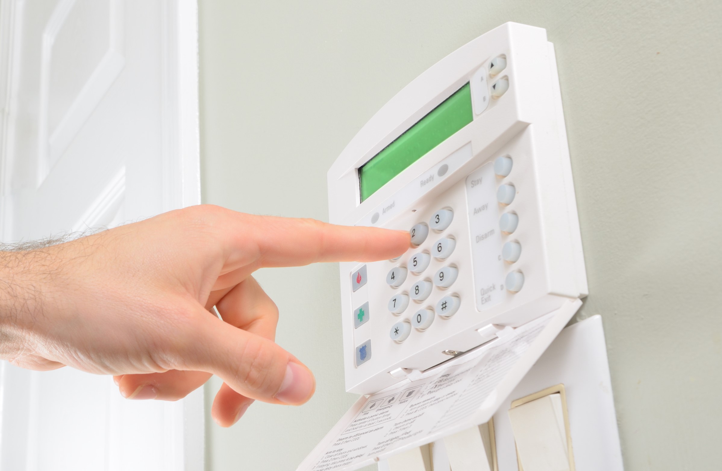 Eine Hand gibt einen Code auf einer Tastatur mit Zahlen ein